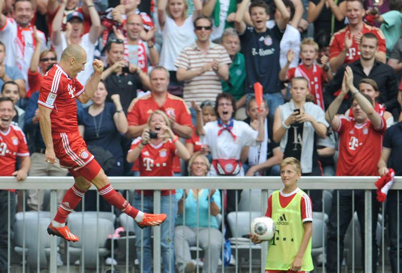 O jogador Arjen Robben, do Bayern, comemora o gol na partida do Campeonato Alemão | EFE/EPA/ANDREAS GEBERT