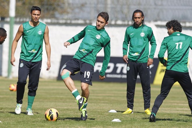 Após susto com pancada no joelho, Keirrison treinou normalmente com o grupo do Coritiba | Antonio More / Gazeta do Povo