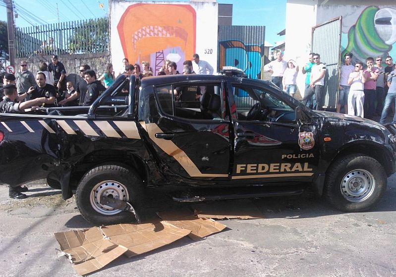 Veículo da PF onde estavam os agentes se envolveu em uma colisão no bairro Tingui | Átila Alberti/Tribuna do Paraná