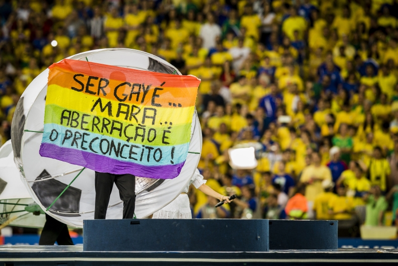 Em pleno gramado, Alex Tietre usou o Maracanã como palco de protesto contra o preconceito | Adriano Vizoni/ Folhapress