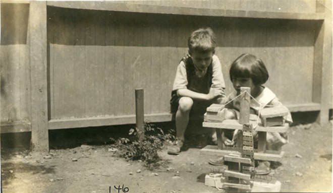 Blocos pequenos também eram usados no jardim. Imagem de 1920. | 
