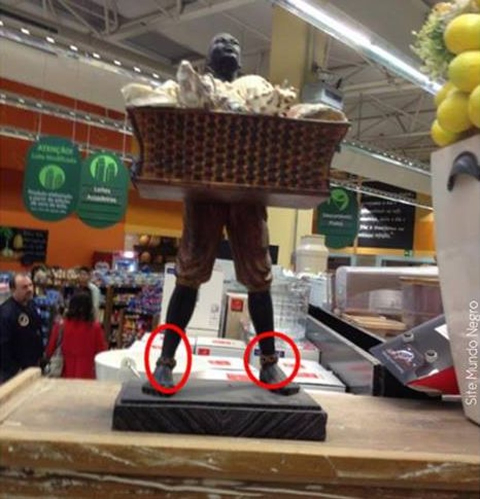 Após polêmica nas redes sociais, Pão de Açúcar retira estátua de loja A foto foi publicada em uma página do Facebook chamada Site Mundo Negro | Samuca Ahmaral Vieira/Reprodução Internet
