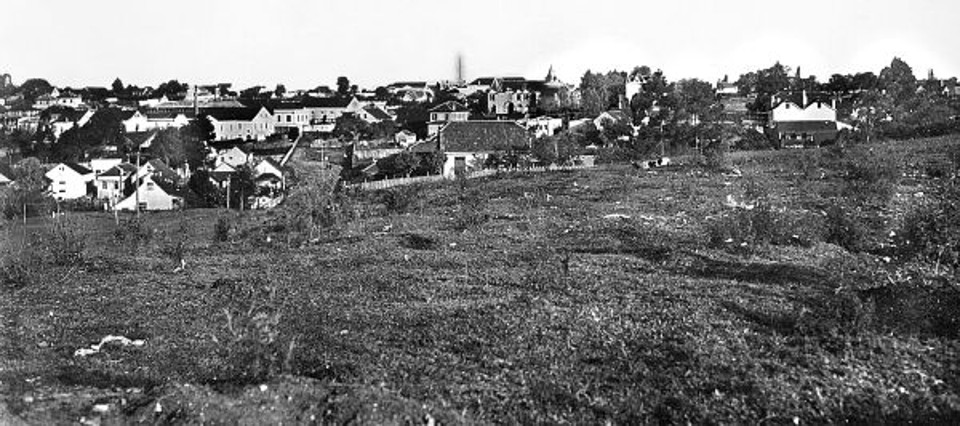 Alto doMorro do Hospital Militar, em 1938. Abaixo parte do Batel. A Rua Capitão Souza Franco (atual Teixeira Coelho), era um caminho de barro que terminava na Alameda D. Pedro II | Acervo Cid Destefani