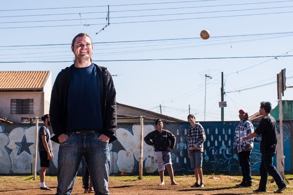 Daniel Zanella e seus pupilos na Casa da Comunidade: professor do projeto Projovem trata de temas do cotidiano da juventude local | Brunno Covello/ Gazeta do Povo