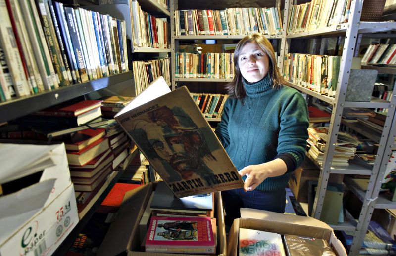 Todos os dias, Patrícia desce no porão do Palacete Wolff para separar o que irá para as bibliotecas: ali não há joio, tudo é trigo | Daniel Castellano/Gazeta do Povo