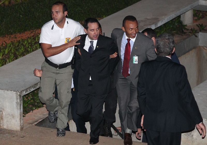 Natan Donadon (de terno preto) deixou a Câmara dos Deputados absolvido pelos colegas, mas algemado e escoltado por policiais. Foi direto para um camburão, que o levou para o Presídio da Papuda, onde cumpre pena por desvio de dinheiro público | Pedro Ladeira/Folhapress