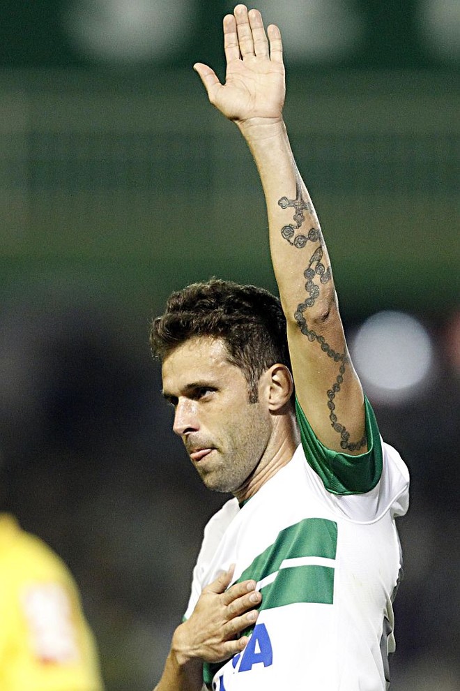Lincoln comemora o primeiro gol do Coxa contra a Ponte na sua volta à equipe titular | 