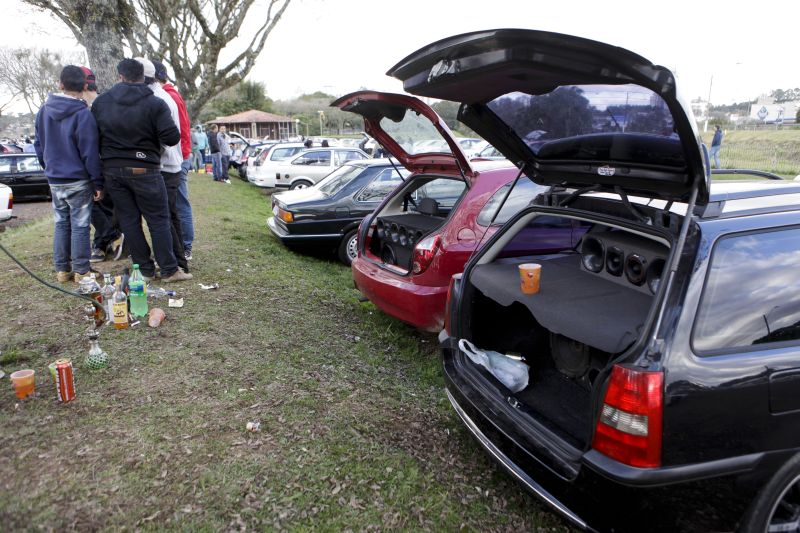 Barulho toma conta do Parque Barigui com caixas de som ligadas com volume alto e músicas diferentes | André Rodrigues/ Gazeta do Povo