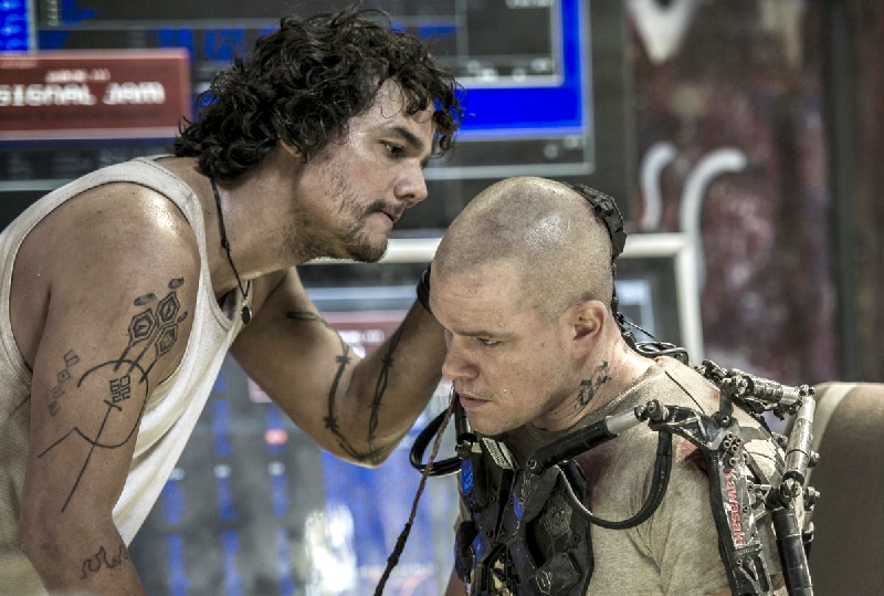 Em Elysium, Moura contracena com Matt Damon como um traficante que leva pessoas para a salvação no espaço | Divulgação