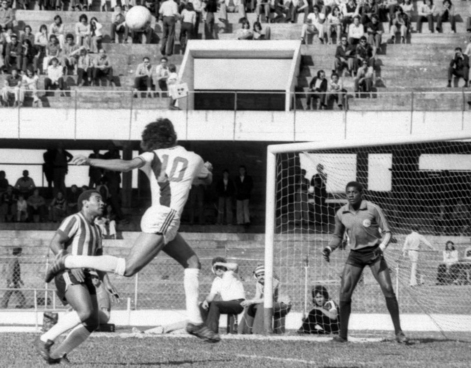 Nilo acompanha lance de Roberto Dinamite. Camisa 10 do Vasco parou em Jairo: 1 a 1 no Couto Pereira | Arquivo/ Gazeta do Povo