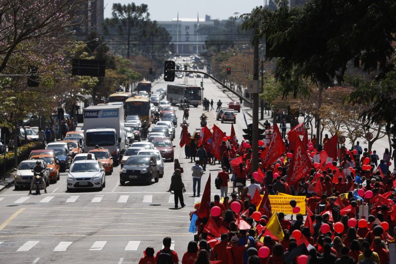 Professores seguiram em passeata até o Palácio Iguaçu | Jonathan Campos/Agência de Notícias Gazeta do Povo