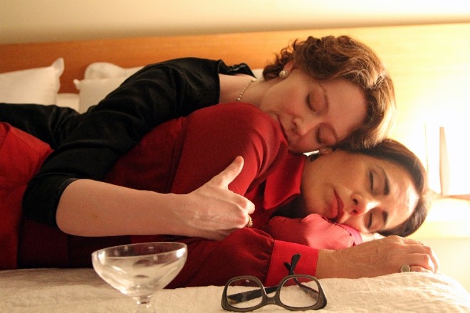 Interpretação contida de Miranda Otto contrasta com a espontaneidade de Gloria Pires |