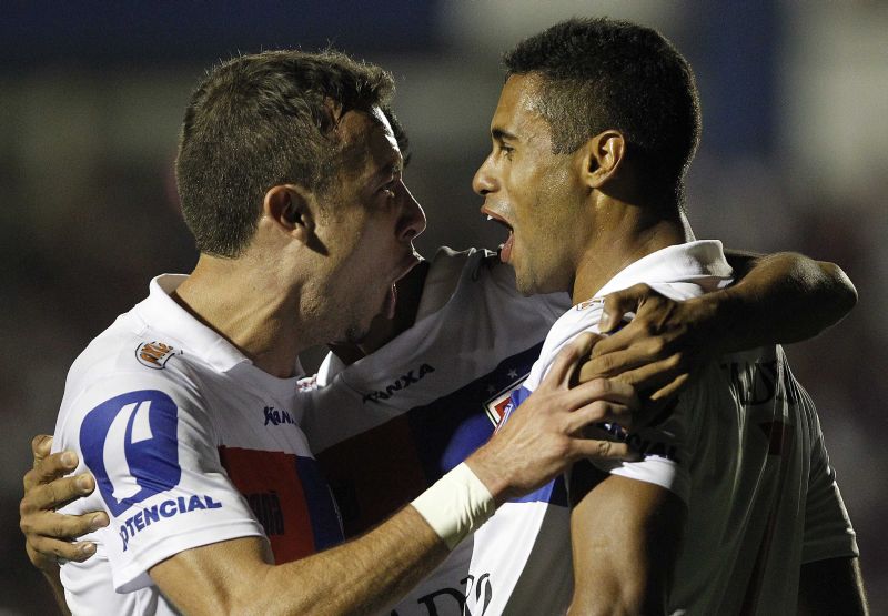 Paulo Sérgio, autor do primeiro gol, comemora com Kayke, que vez o segundo na vitória tricolor por 3 a 1 na Vila Capanema | Jonathan Campos/ Gazeta do Povo
