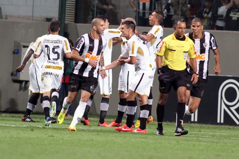 Botafoguenses comemoram o gol de Dória, enquanto atleticanos partem para reclamar com o árbitro Wilton Pereira Sampaio | Paulo Fonseca / Futura Press / Folhapress