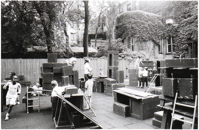 Apesar de grandes, os blocos usados no pátio eram mais leves, para as crianças montarem estruturas. A data da imagem não foi registrada. Confira mais imagens de aquivo da escola pelo endereço: cityandcountry.org/about-us/archives | 