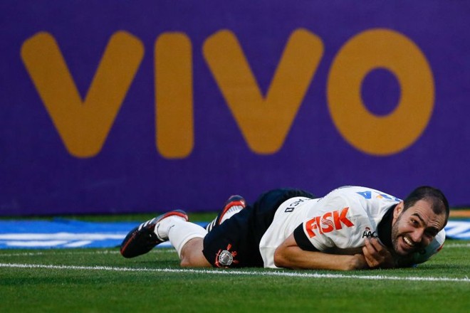 Danilo sorri após cavar o pênalti que garantiu a vitória do Corinthians sobre o Coritiba | 