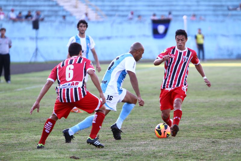 Péssima condição do gramado foi apontado pelos jogadores como motivo pela falta de gols | Roberto Custódio/Jornal de Londrina