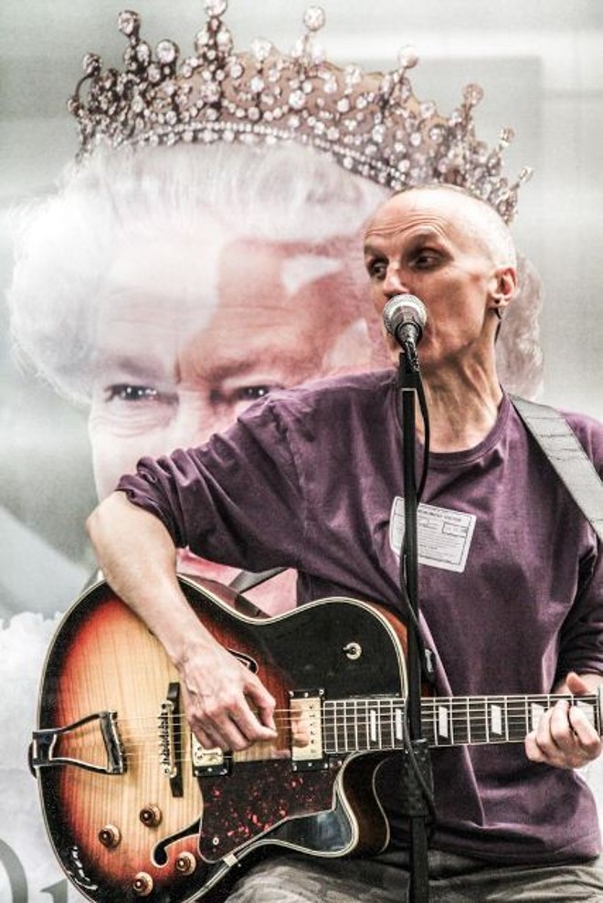 Músico se apresenta em uma das estações |