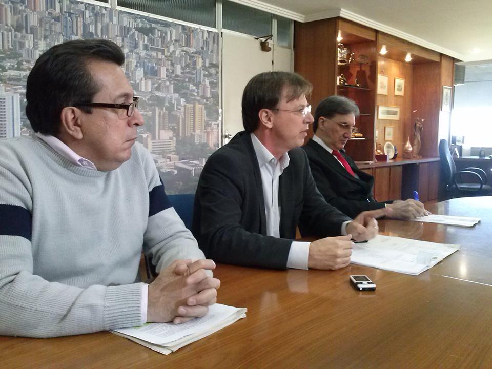 Kireeff, o secretário de Saúde Francisco Eugênio e o procurado-geral Zulmar Fachin anunciaram a decisão | Fábio Silveira/Jornal de Londrina