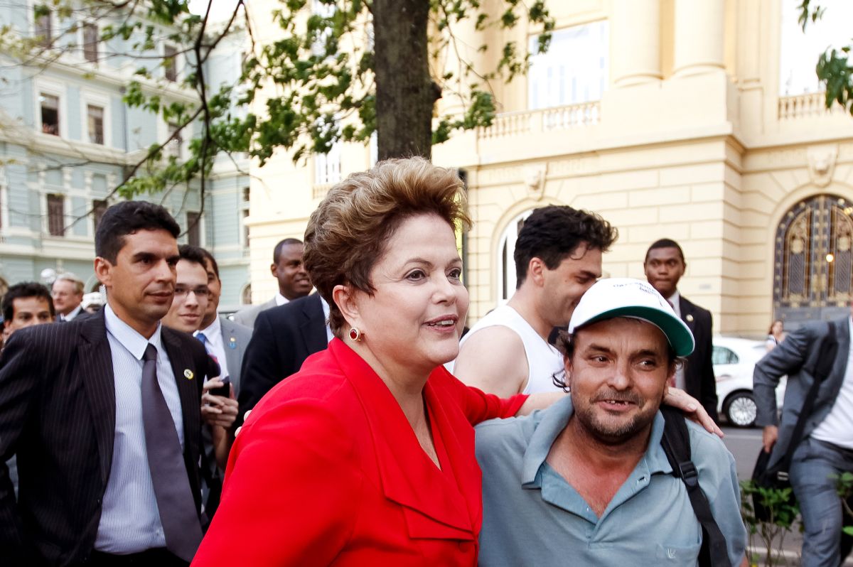 A presidente Dilma Rousseff passeia na Praça da Liberdade, Belo Horizonte. Ela foi à cidade para inaugurar o Centro Cultural Banco do Brasil | Roberto Stuckert Filho / Presidência da República / Divulgação