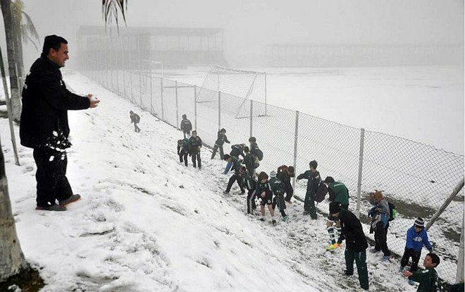 Meninos das escolinhas do Juventude brincam na neve |