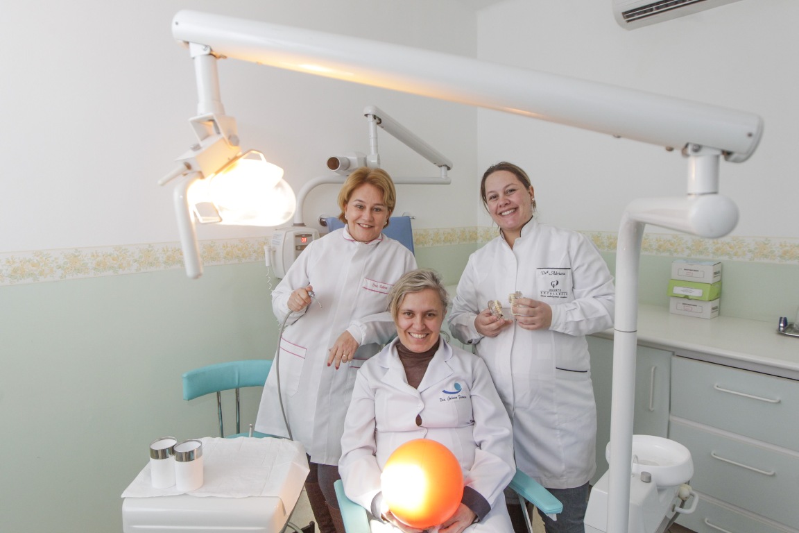As dentistas Selma Rocha, Juliana Ferreira (sentada) e Adriana Donda Casagrande são voluntárias do Dentista do Bem em Curitiba. | Daniel Castellano / Gazeta do Povo