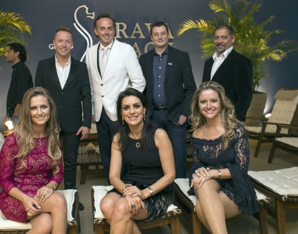 As arquitetas Aline Antoniassi (à esq.), Daniele Valente (ao centro) e Marcia Helena Guimarães e seus colegas Marcelo Lopes, Sandro Percicotti e João Freitas com o presidente do Grupo Brava Beach, Mauricio Scoz (de camisa escura), no Lounge Brava Beach da Casa Cor Paraná | Henrique Araújo