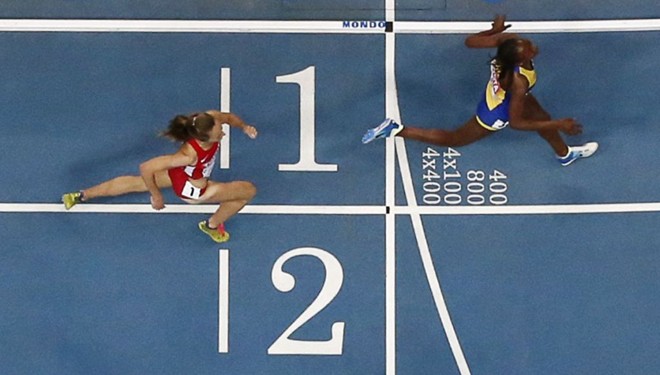 A sueca Abeba Aregawi cruza a linha de chegada à frente da americana Jennifer Simpson e vence os 1.500 m | 