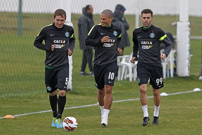 Willian, Alex e Linconl voltaram a treinar com bola no Coritiba nesta segunda-feira | Antonio More / Gazeta do Povo