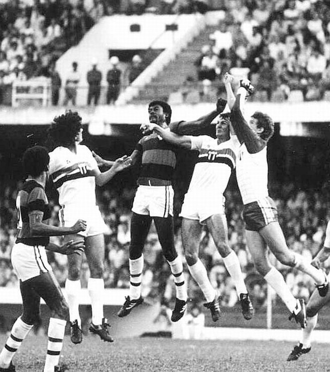 Washington - O grandalhão baiano de 1,90 metro tinha 22 anos quando chegou ao Atlético no mesmo negócio que trouxe Assis, em 1982. A dupla afinada fez história no Furacão de 1983 e os dois ainda foram campeões no Fluminense no ano seguinte. Teve um retorno ao Rubro-Negro em 1991. | 