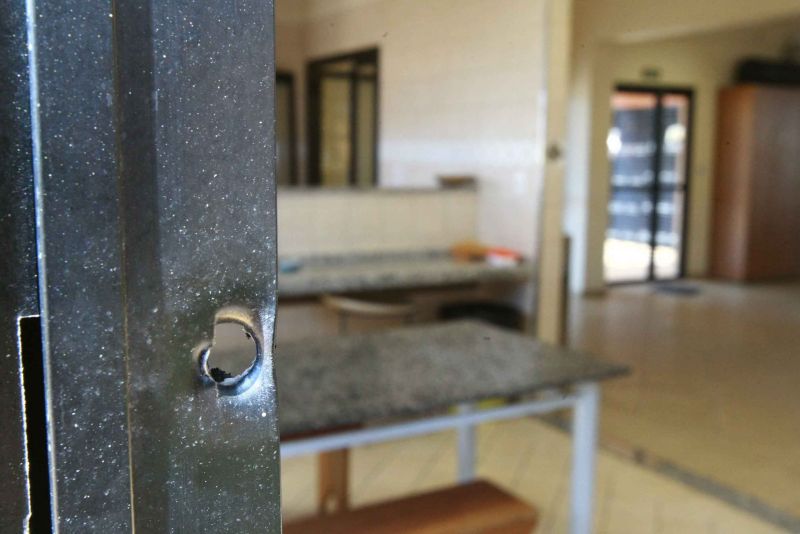 Tiros deixaram marcas nas paredes | Edson Silva/ Folhapress