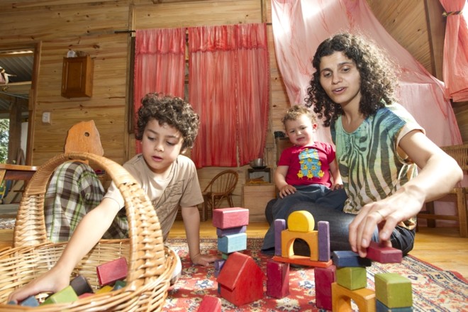 Angélica Varejão com os filhos Otto, 5 anos, e João, de 2, que brincam com os blocos de madeira em casa e na escola | 