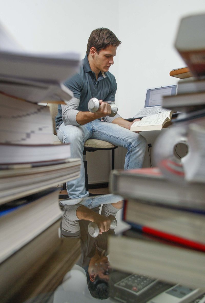 Perelles estuda para o concurso da PF e espera, por ser mais novo, ter vantagem no teste físico | Hugo Harada/Gazeta do Povo