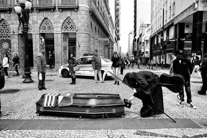 Momento fúnebre no centro de Curitiba |