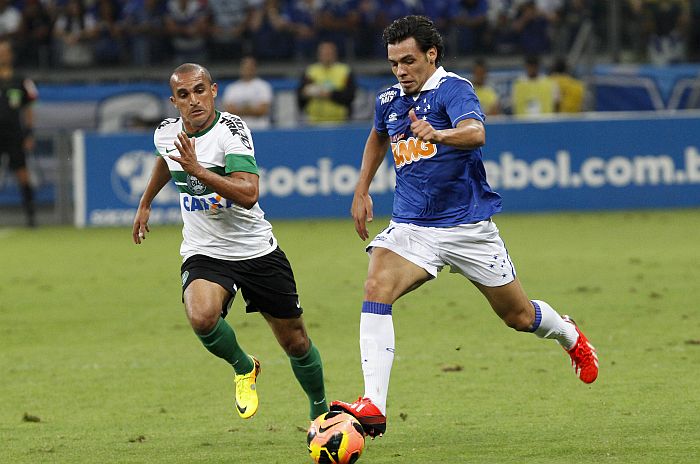 Substituto de Alex, Gil tenta roubar a bola de Ricardo Goulart na derrota do Coritiba para o Cruzeiro | Washington Alves / VIPCOMM