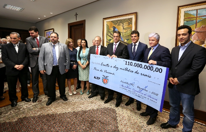 Em dezembro de 2012, o presidente Assembleia, Valdir Rossoni, devolveu R$ 110 milhões ao governo do estado. Descontados os R$ 24,4 milhões, economia caiu para R$ 85,6 milhões | Nani Gois/ALEP