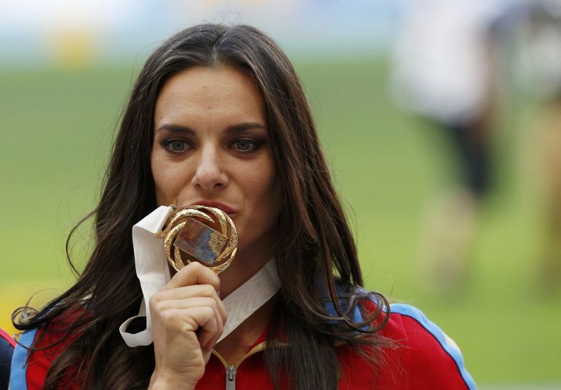 Yelena Isinbayeva recebeu nesta quinta-feira a medalha de ouro pela vitória na prova do salto com vara do Mundial de Moscou há dois dias | Grigory Dukor / Reuters
