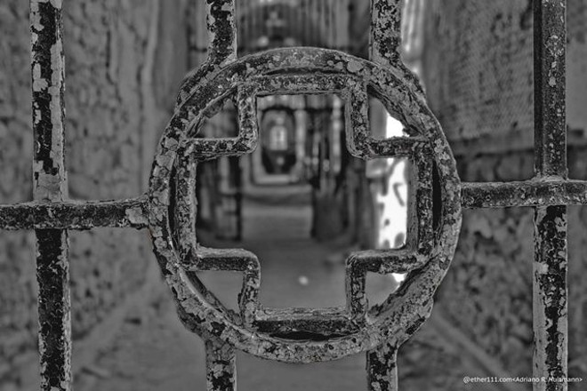 A única foto em preto e branco da mostra traz detalhe de penitenciária na Pensilvânia |