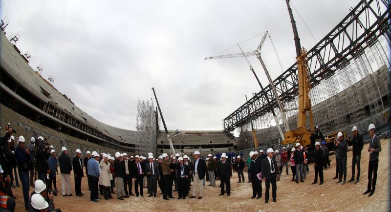 Vistoria da Fifa observa as obras da Arena na Baixada: nova casa rubro-negra não poderá ter a tampa do Caldeirão na Copa-2014. Cobertura da praça esportiva será apenas na arquibancada | Daniel Castellano/ Gazeta do Povo