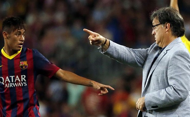 Neymar recebe orientação do técnico Gerardo Martino no amistoso do Barcelona com o Santos |