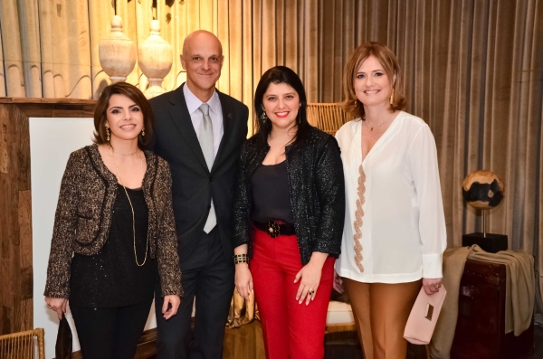 Arsenio de Almeida Neto, CEO do Grupo Thá, dando uma de bendito fruto no Lounge Thá, ambiente projetado pelas arquitetas Helaine Pinterich (à esq.) e Estér Kloss (à dir.), na festa de abertura da Casa Cor Paraná. Também na foto, a gerente de marketing do grupo, Cristiane Kilter | Lucas Ferreira