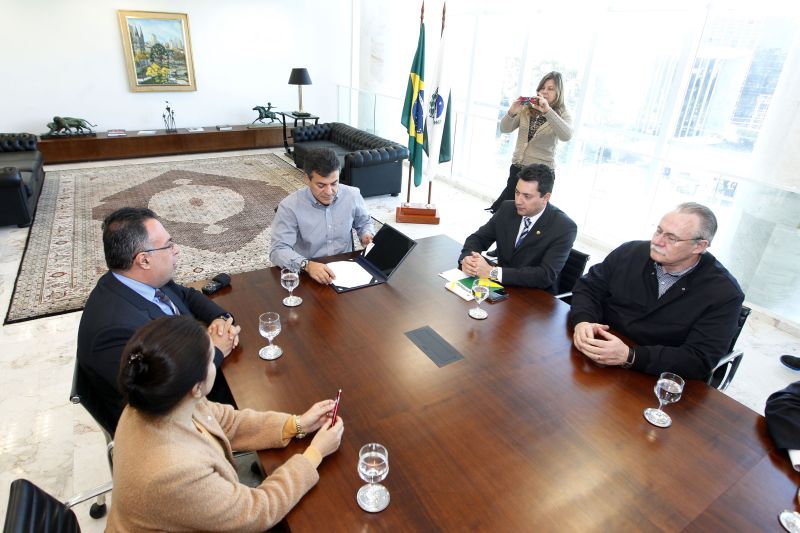 Os deputados Rosane Ferreira (PV) e André Vargas (PT), o governador Beto Richa, o senador Sérgio Souza (PMDB) e o ex-governador Pessuti (a partir da esquerda): mobilização pelos TRFs | Antônio More/ Gazeta do Povo