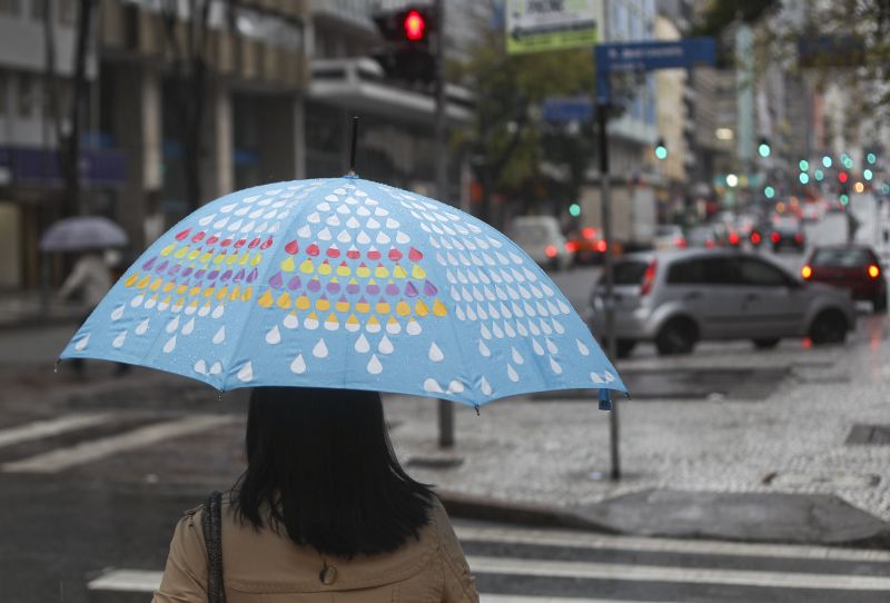 A frente fria também deve ocasionar queda nas temperaturas a partir de domingo (25) | Daniel Castellano / Agência de Notícias Gazeta do Povo