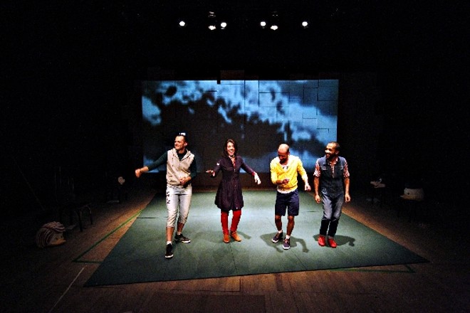 #zeqpop- Teatro Experimental da UFPR Teuni (2º andar do Prédio Histórico da Federal, na Praça Santos Andrade, Centro), (41) 3360-5066. Hoje, às 21 horas, e domingo, às 19 horas. Entrada franca. Até 1º de setembro. Classificação indicativa: 14 anos. |