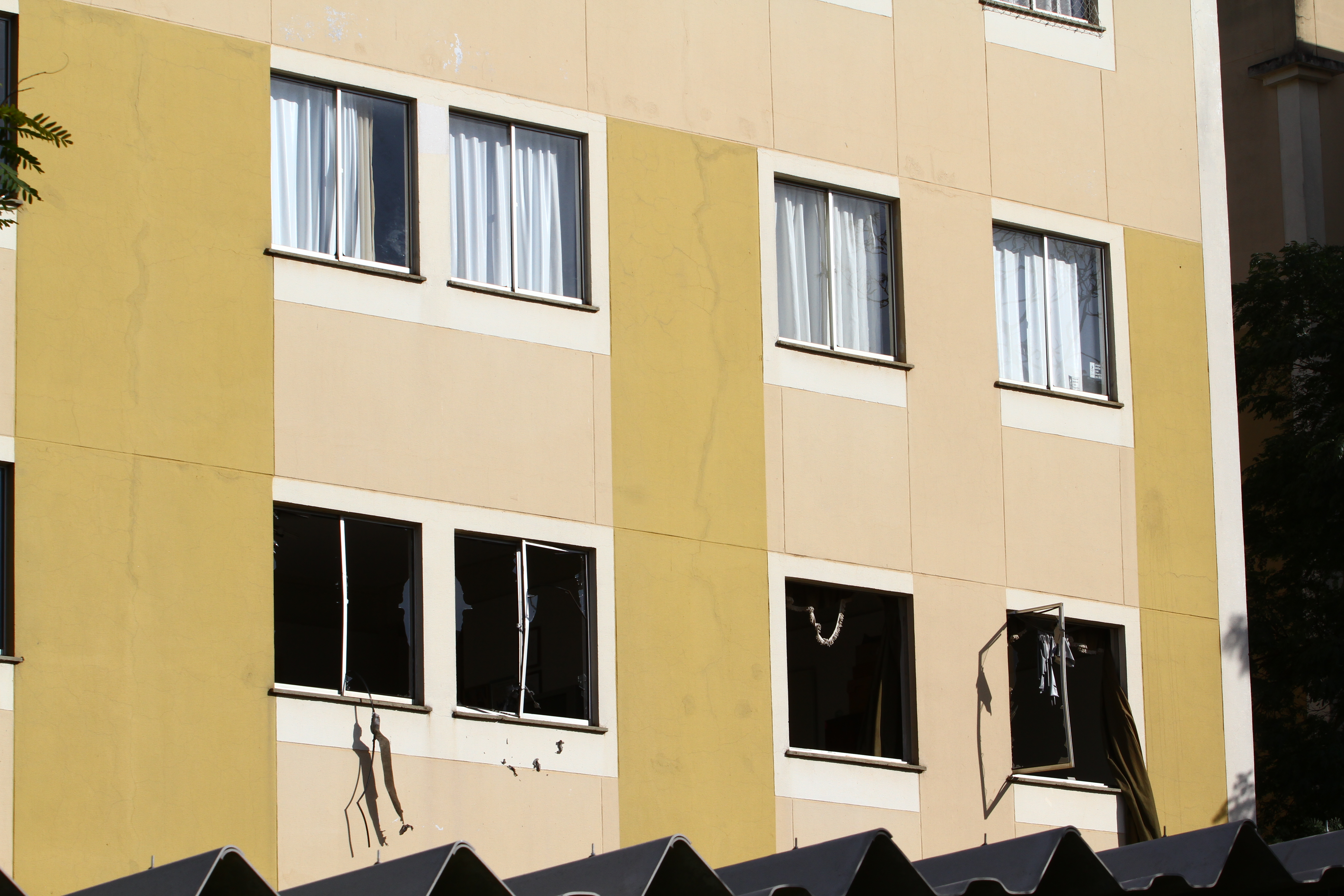 As janelas do apartamento foram destruídas com a explosão | Roberto Custódio / JL