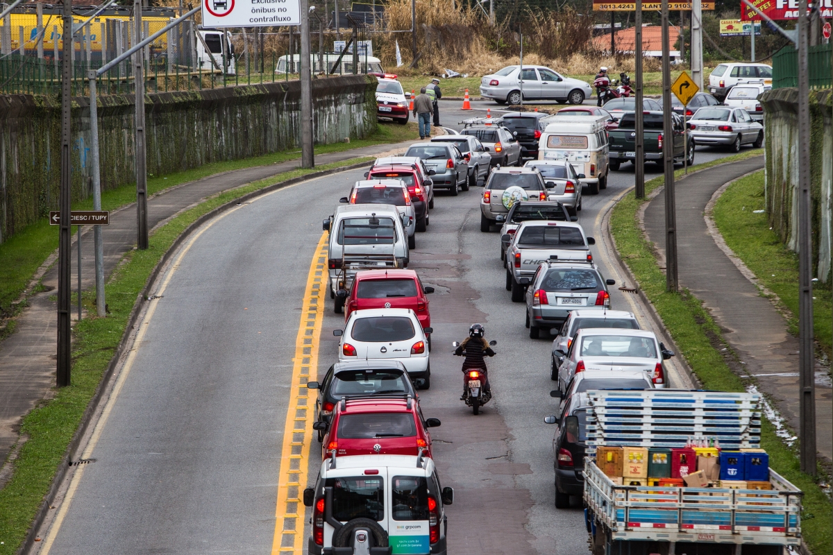 Trânsito na região ficou complicado na maior parte do tempo no primeiro dia de interdição do viaduto | Brunno Covello/Agência de Notícias Gazeta do Povo