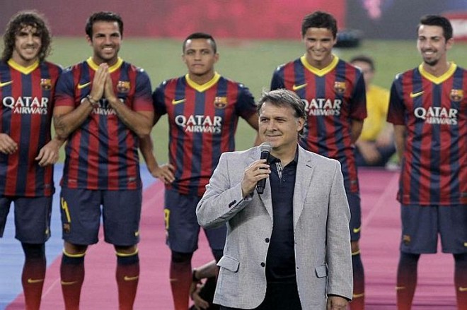 O técnico argentino Gerardo Martino discursa antes da primeira partida em que comandou o Barça, na goleada sobre o Santos |