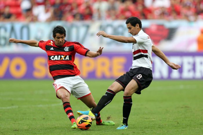 Ganso disputa bola durante jogo contra Flamengo. Duelo terminou 0 a 0 e São Paulo segue na zona de rebaixamento. | Cristiano Andujar/Agif-Folhapress