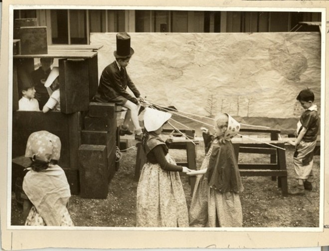 Nas brincadeiras externas havia blocos maiores e de diferentes formatos na City and Country School. A imagem é de 1920. | 