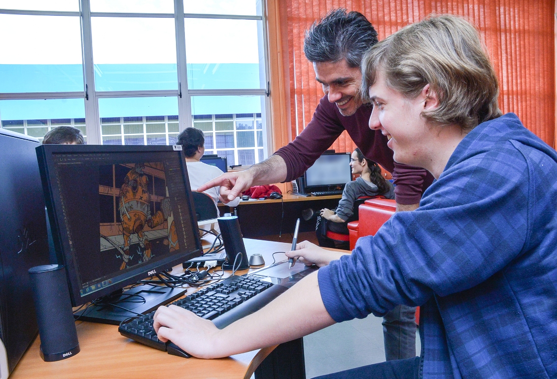 O professor Marsal Branco e o aluno Guilherme Luiz Heckel em uma aula do curso de Jogos Digitais da Universidade Feevale. | Leonardo Rosa / Universidade Feevale